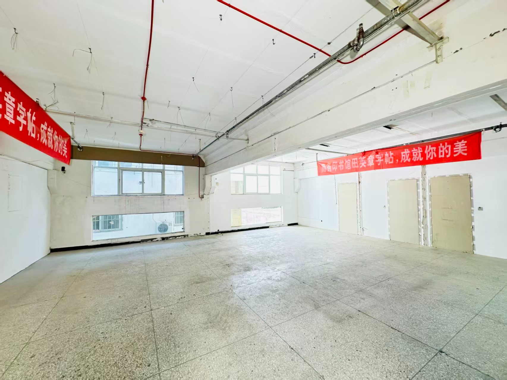 三通巷重点吸引人工智能应用、数字经济、电商直播、智能制造服务、软件开发、科技创新企业及创业团队入驻